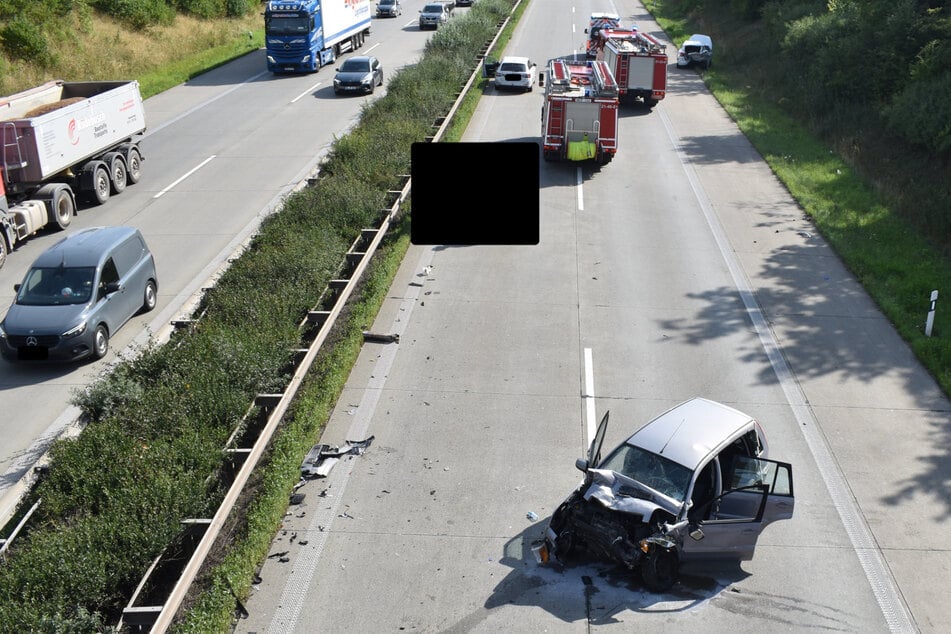 Ein Autofahrer krachte auf der A14 ungebremst in ein Stauende. Drei Menschen wurden dabei schwer verletzt.