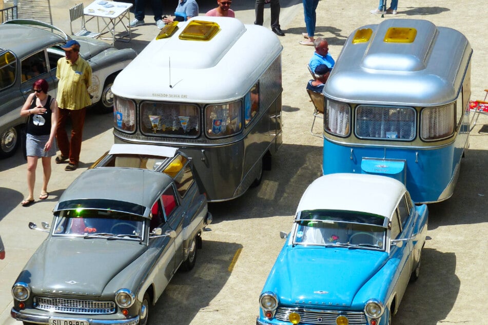 Mit Wohnwagen oder Trabi mit Anhänger in den Urlaub. Erlebt Geschichte, die zum Greifen nahe ist.