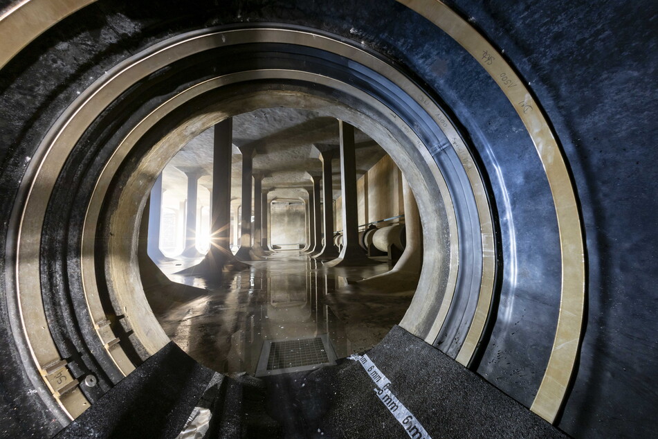 1,50 Meter große Rohre verbinden die Trinkwassertanks. Die spezielle Konstruktion ermöglicht es, dass sich verschieden gefüllte Kammern leicht heben und senken können.