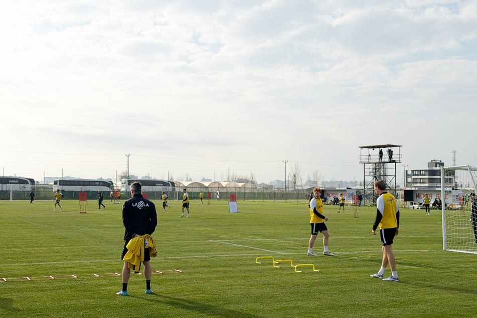 Um 10.30 Ortszeit startete die erste Einheit des Tages auf dem Platz.