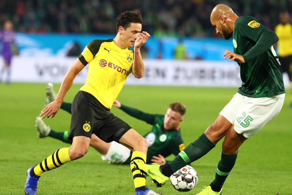 Thomas Delaney (31, l.) und Anthony Brooks (29, r.) beim Spiel Wolfsburg gegen Dortmund im November 2018.