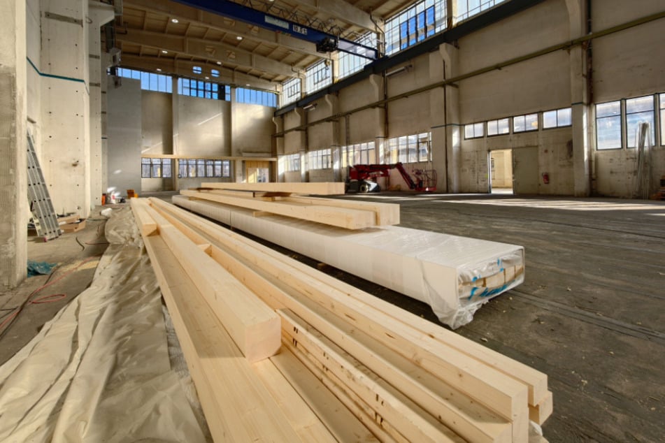 In der neuen Skatehalle liegt Holz für den Innenausbau bereit.