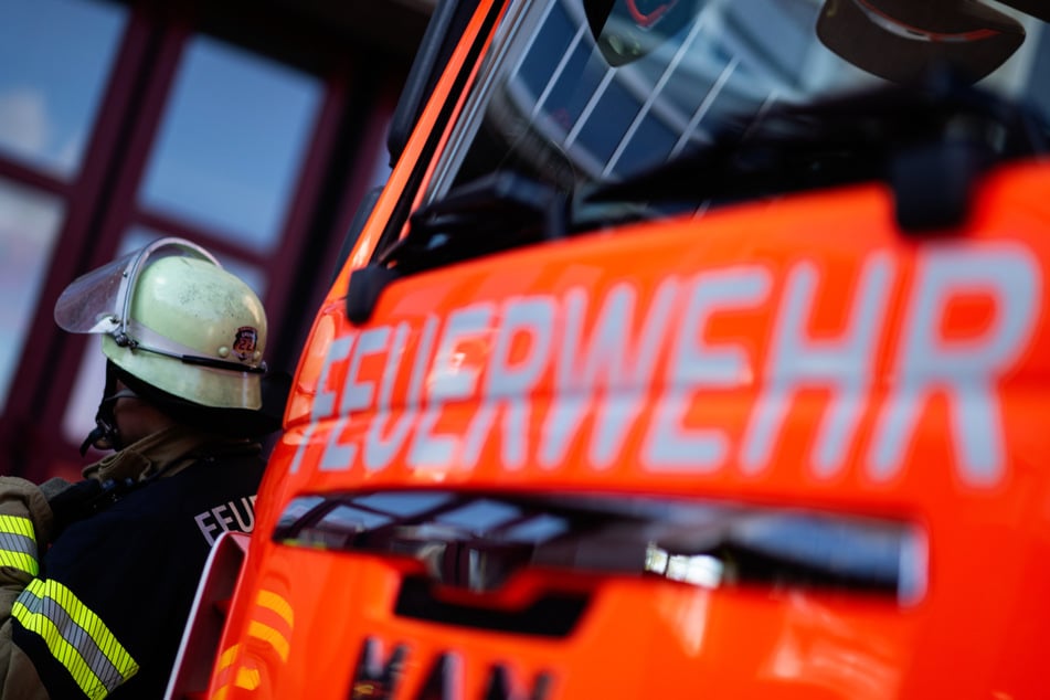 Die Feuerwehr konnte die brennenden Fahrzeuge löschen, weitere Maschinen wurden beschädigt. (Symbolfoto)