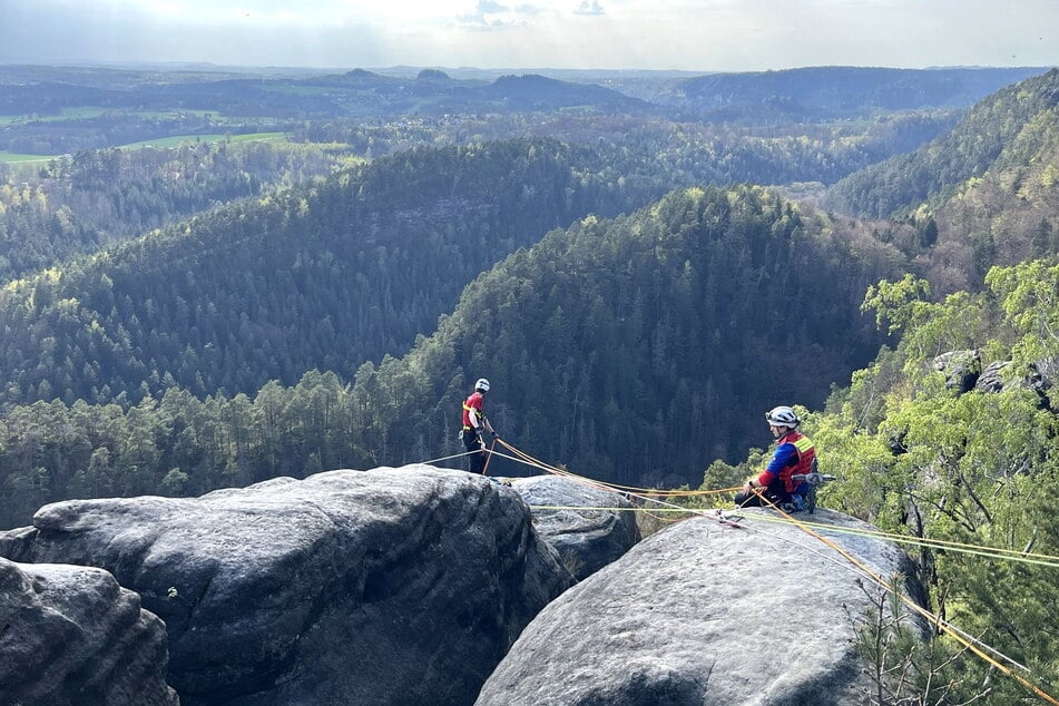 Von der Waitzdorfer Aussicht bauten die Retter eine Schrägseilbahn.