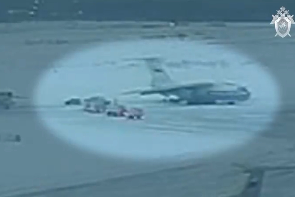 Außerdem haben die Russen ein Video vorgelegt, dass zeigen soll wie die ukrainischen Kriegsgefangenen in das Unglücks-Flugzeug steigen.
