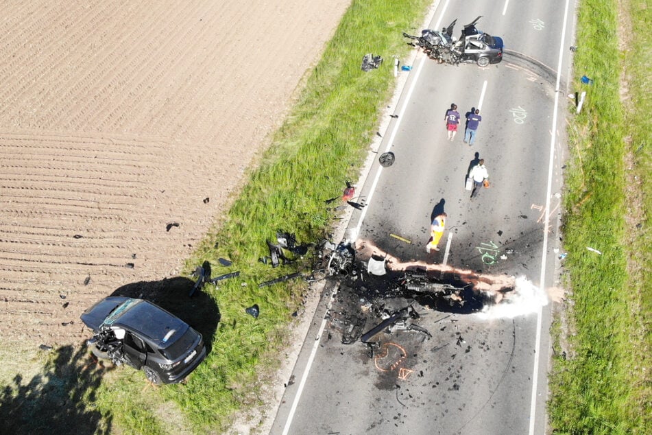 Die Staatsstraße im Landkreis Weißenburg-Gunzenhausen glich einem Trümmerfeld.