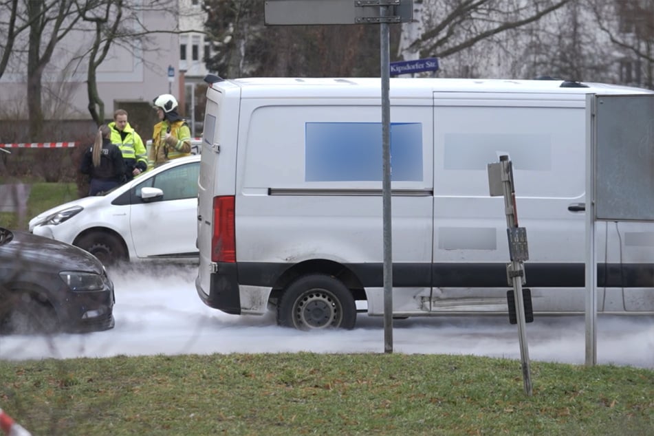 In der Wohnsiedlung sorgte der weiße Transporter für ordentlich Aufsehen.