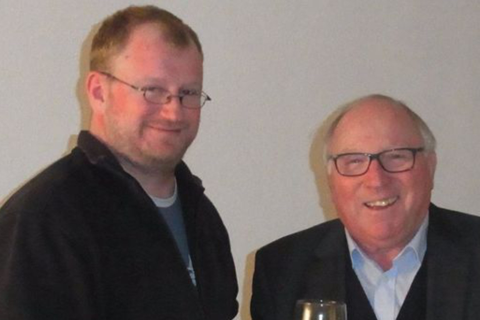 November 2014 im Weißenfelser Kulturhaus: Uwe Seeler (†85) trinkt ein Hefeweizen mit Reporter Jan Iven.