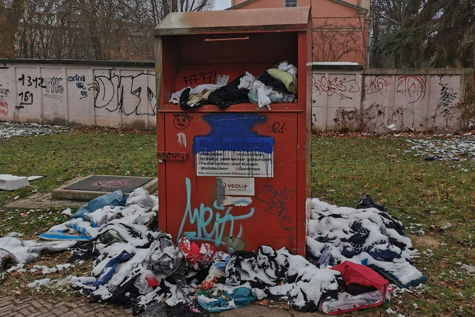 Zugemüllte, illegale Container wie hier auf der Hübnerstraße/Ecke Bergstraße sind keine Seltenheit.