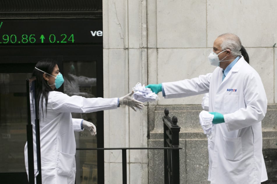 Mitarbeiter des Gesundheitswesens bereiten sich darauf vor, Mundschutze an der New Yorker Börse zu verteilen, nachdem das Handelsparkett teilweise wiedereröffnet wurde.