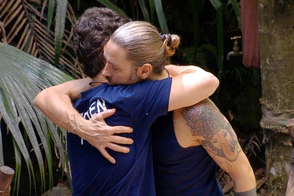 Gil Ofarim (43, r.) spendet Stephen Dürr (51) nach seinem Geständnis am Lagerfeuer Trost.