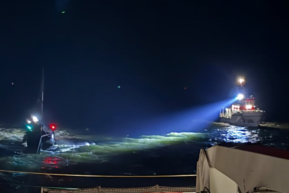 Der rund 15 Meter lange Gaffelkutter trieb manövrierunfähig auf der stürmischen Nordsee.