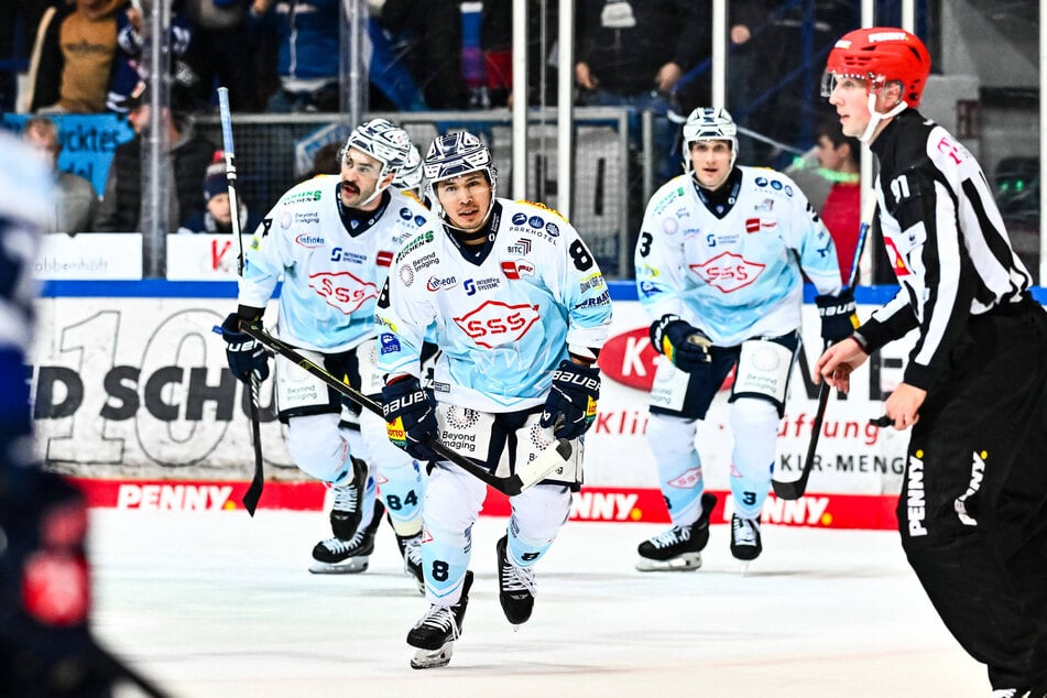 Am Ende standen Austin Ortega (M.) und seine Teamkollegen mit leeren Händen da.