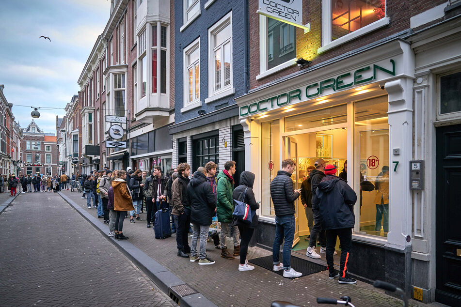 Menschen stehen in den Niederlanden Schlange vor den sogenannten Coffee-Shops, in denen Haschisch und andere leichte Drogen verkauft werden.