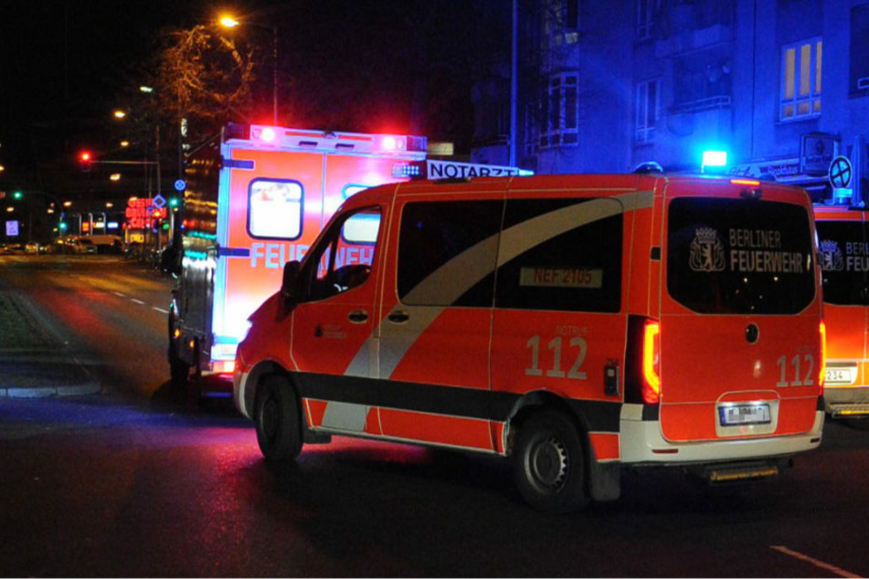Die Feuerwehr musste zwei Verletzte mit Schusswunden versorgen und ins Krankenhaus transportieren.