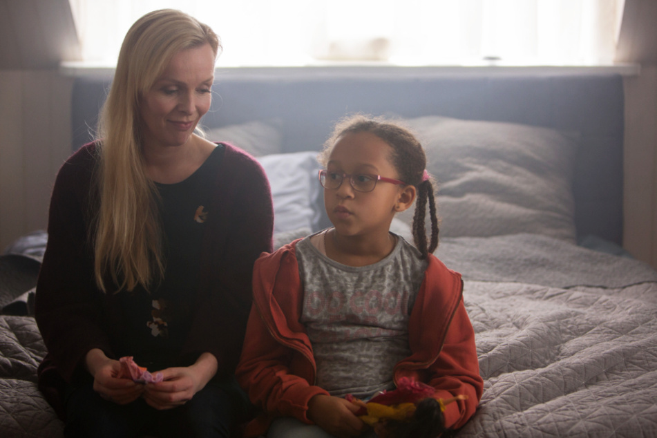 Gisella (l., Elma Lisa Gunnarsdottir) freundet sich schnell mit der sensiblen und intelligenten Luna (Claire Harpa Kristinsdottir) an.