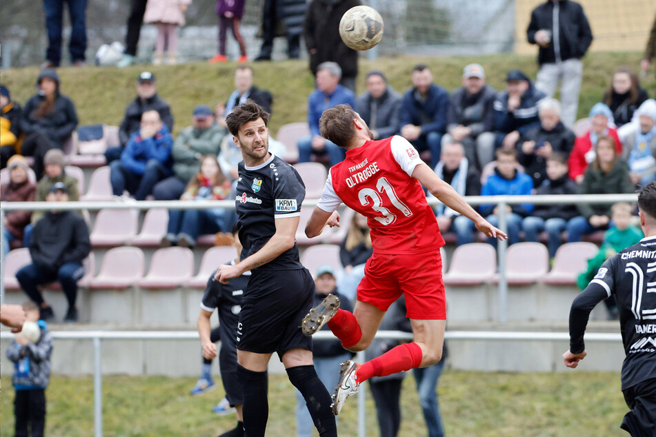 Endlich wieder dabei: Nach langer Leidenszeit gab Dejan Bozic (32, l.) sein Comeback für den CFC. Hier gewann er das Kopfballduell gegen TSV-Kicker Jannik Oltrogge (29).