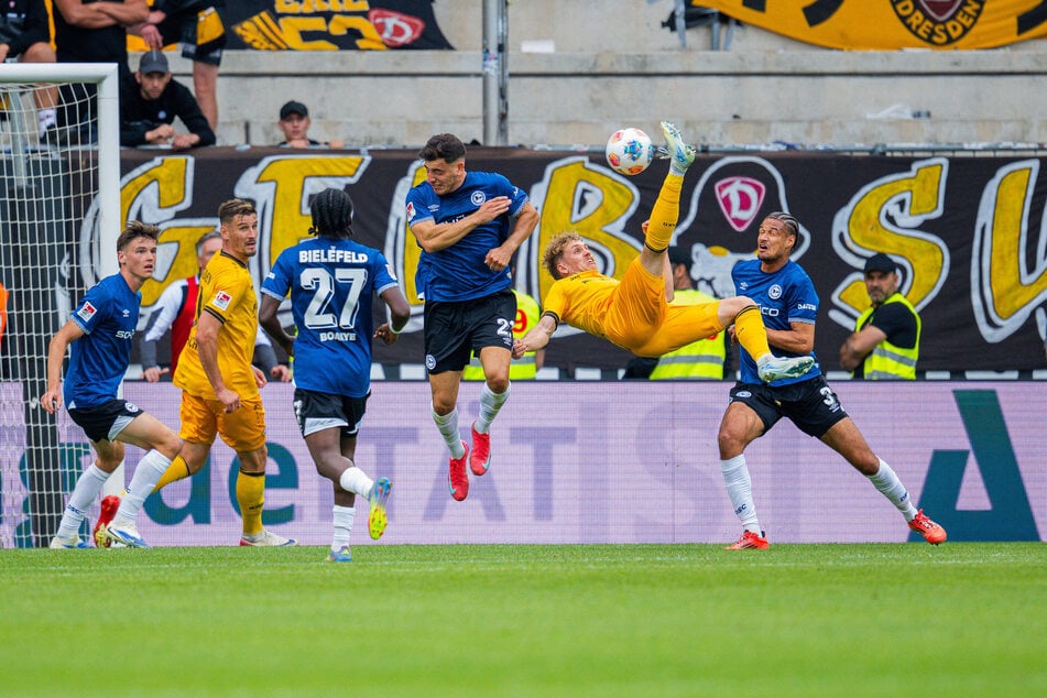 Mit seinem Fallrückzieher in der 100. Minute bei Arminia Bielefeld holte Luca Herrmann (26, 2.v.r.) Dynamo den Sieg.