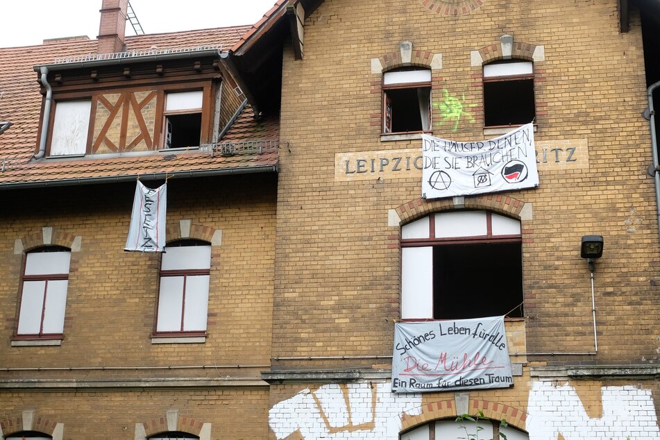 In Stötteritz wurde ein leerstehendes ehemaliges Bahnhofsgebäude von linken Aktivisten und Aktivistinnen besetzt.
