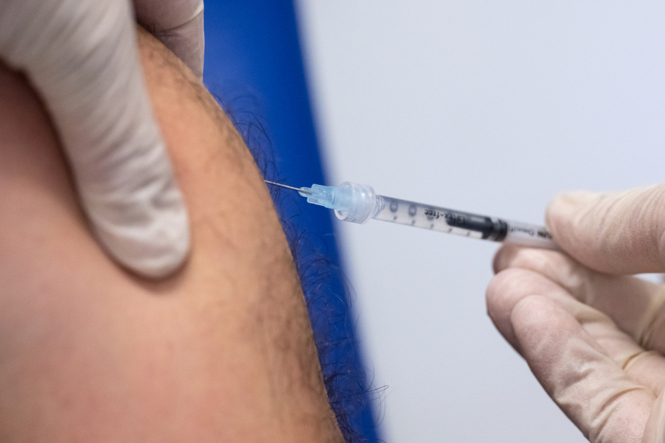 Ein Mann wird mit dem Impfstoff von Bavarian Nordic (Imvanex/Jynneos) gegen Affenpocken geimpft.