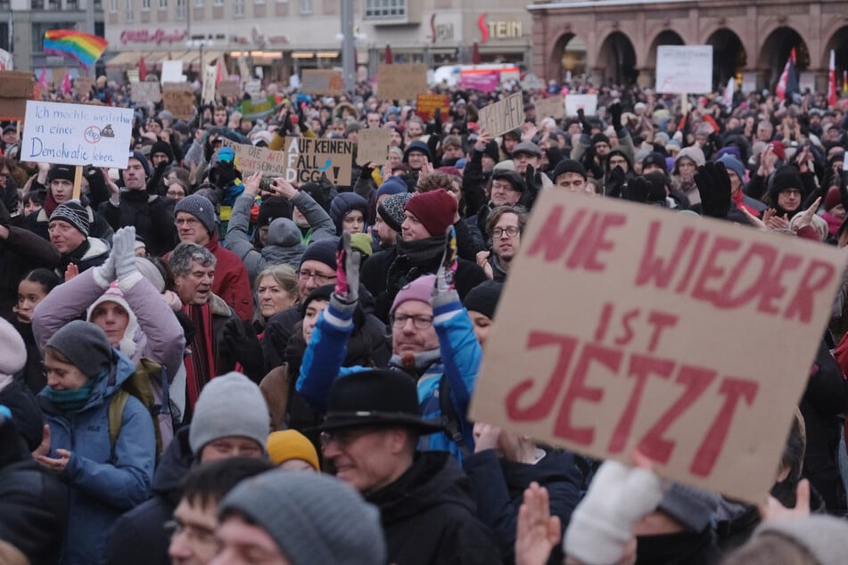 Recherchen von Correctiv zu einem Treffen von rechten Aktivisten mit Politikern von AfD und CDU in Potsdam hatten im Januar 2024 zu zahlreichen Demonstrationen gegen Rechtsextremismus, wie etwa hier in Leipzig, geführt.