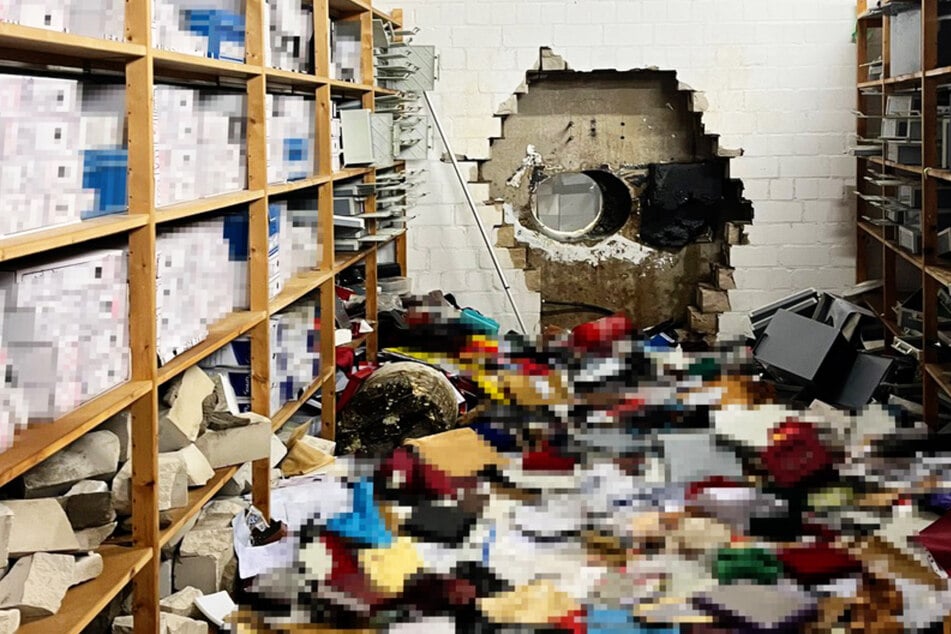 Spektakulärer Einbruch in Bank: Täter bohren Loch in Tresorraum