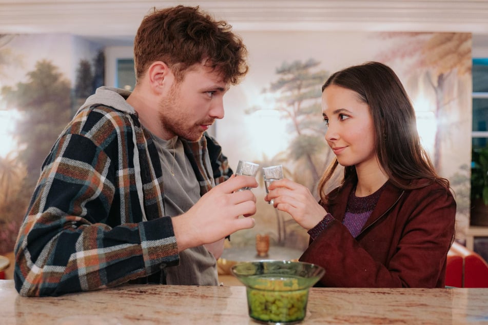 Chris (Brian Rosenkranz, 25) schafft es, Irini den Kopf zu verdrehen.