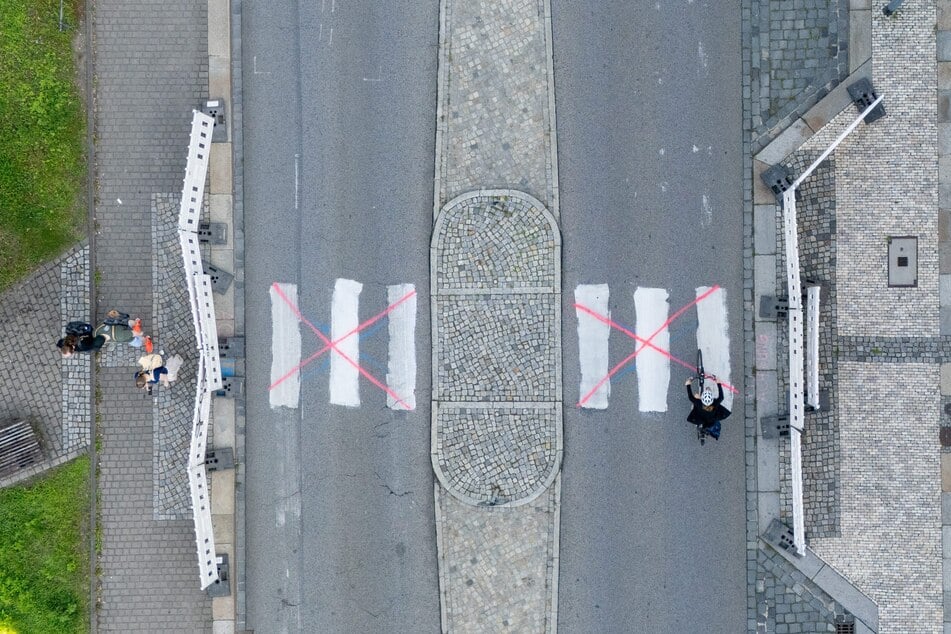 Die Straßenüberquerung wurde vom Straßen- und Tiefbauamt für den Fußgängerverkehr gesperrt.