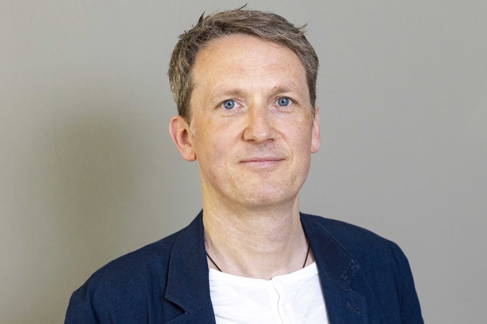 Vonovia-Sprecher Matthias Wulff (49) sieht kritisch, dass die Tauben an der Hauptstraße trotz Verbots gefüttert werden: "Das hilft den Tieren nicht - denn so werden die Tauben erst zu Gebäuden hingelockt."