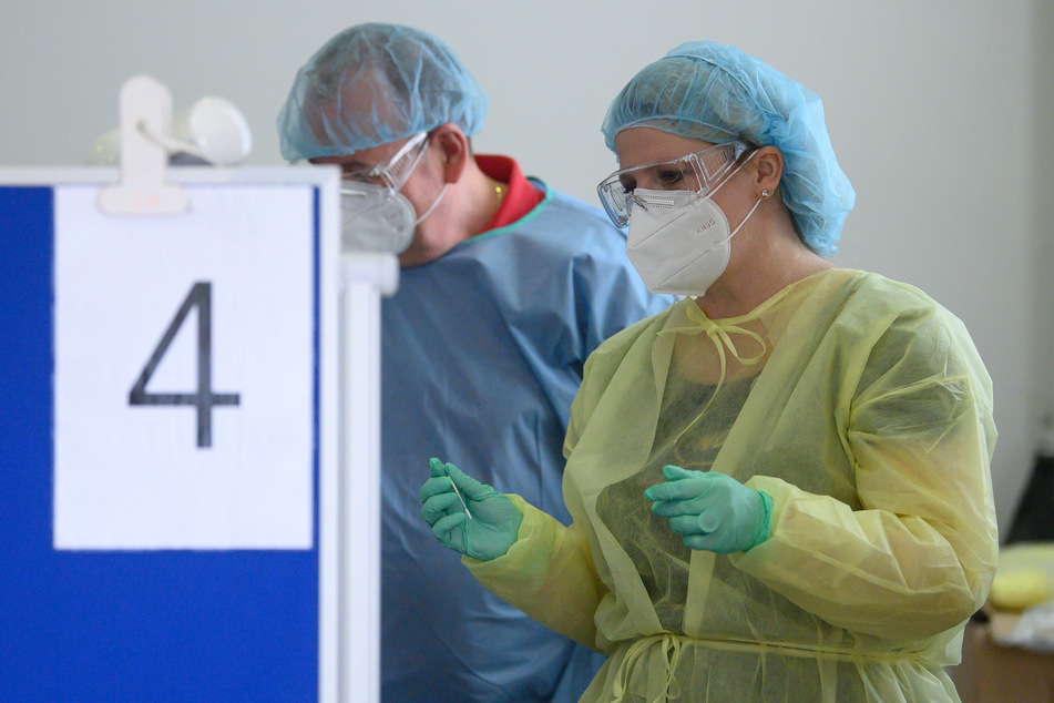 Susanne Schaper (43,r) testete am Samstag Parteimitglieder von Die Linke mit Schnelltest auf das Coronavirus.