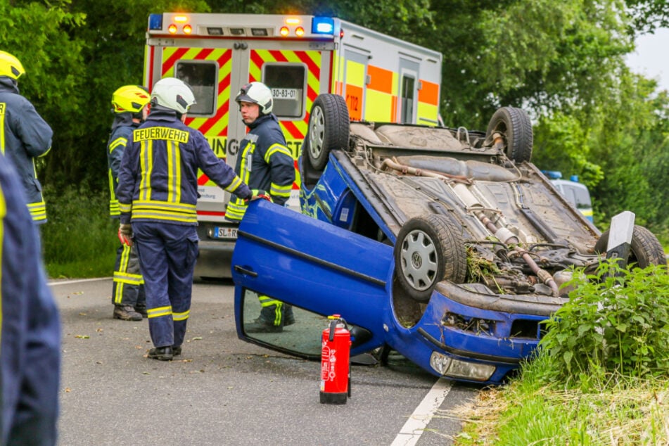 Am Dienstagmorgen hat sich eine Frau bei Mohrkirch mit ihrem VW Polo überschlagen. Der Wagen kam auf dem Dach zum Liegen.