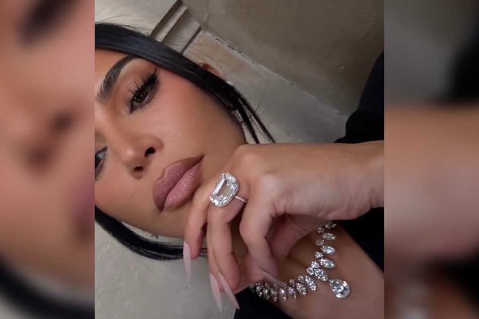 Kim präsentierte sich auf einem Foto mit einem prunkvollen Ring.