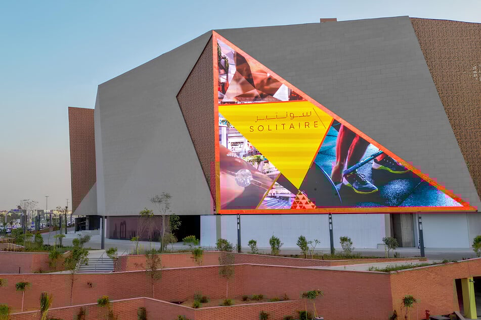 Die Solitaire Mall in der Hauptstadt Riad: Die Gebäudehülle mit Sichtelementen aus Porzellan und Keramik wurde mit Fassadensystemen von Fischer verankert.