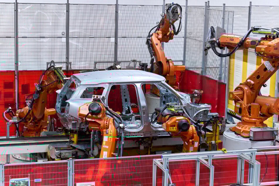 Industrieroboter in der Leipziger Autofabrik von BMW.