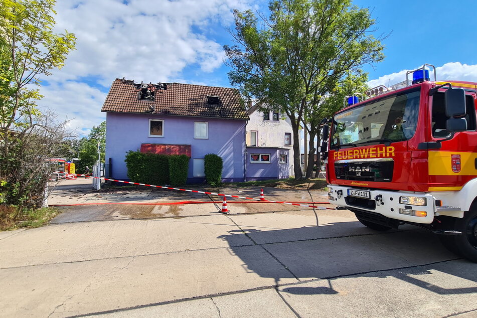 Nach dem Brand sperrte die Feuerwehr den Bereich ab. Nun sind Brandursachenermittler vor Ort, um den Auslöser des Feuers zu finden.