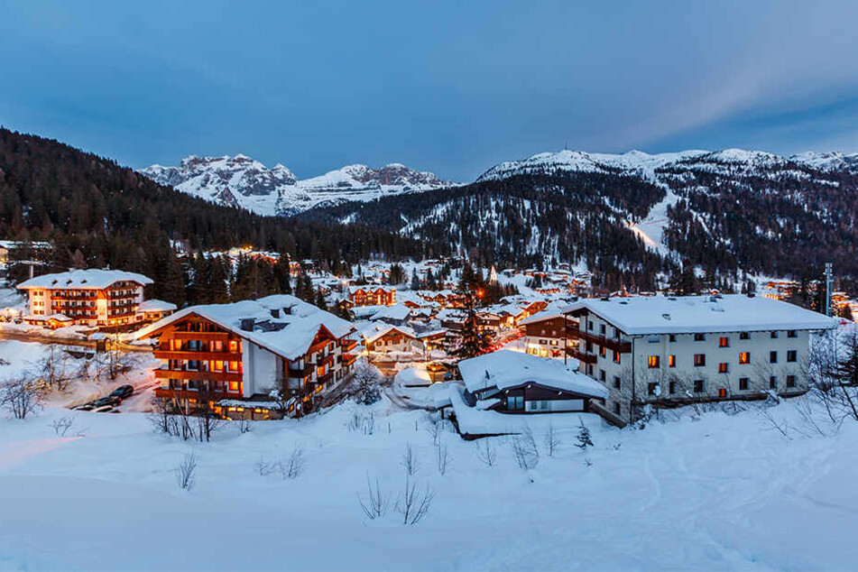 Eigentlich sind die Loipen in dem beliebten Urlaubsgebiet für Skifahrer gedacht - und nicht für Jeepfahrer.