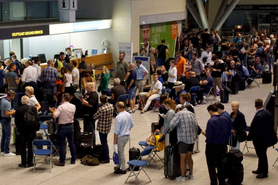 Wartende Fluggäste am Flughafen Stuttgart während des Unwetters.