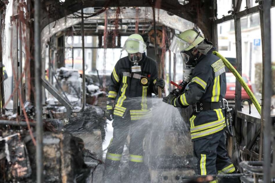Die Feuerwehr konnte das Haus und den Bus löschen