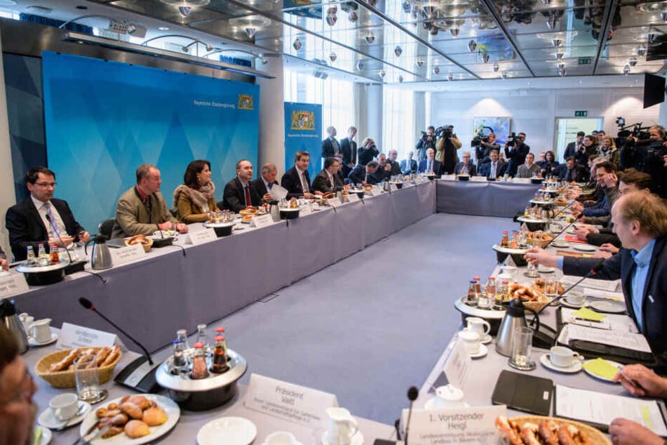 Zahlreiche Vertreter der Staatsregierung, von Umweltaktivisten und weiteren Verbänden sitzen bei einem ersten Treffen des Runden Tischs in der Staatskanzlei zur Kompromisssuche nach dem erfolgreichen Volksbegehren zum Artenschutz.