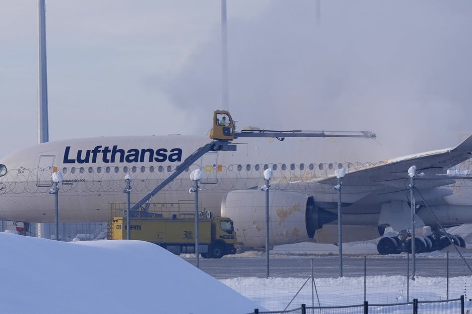 Ein Flugzeug der Lufthansa wird am Münchner Flughafen enteist. Dafür wird im Winter pauschal Zeit einberechnet.