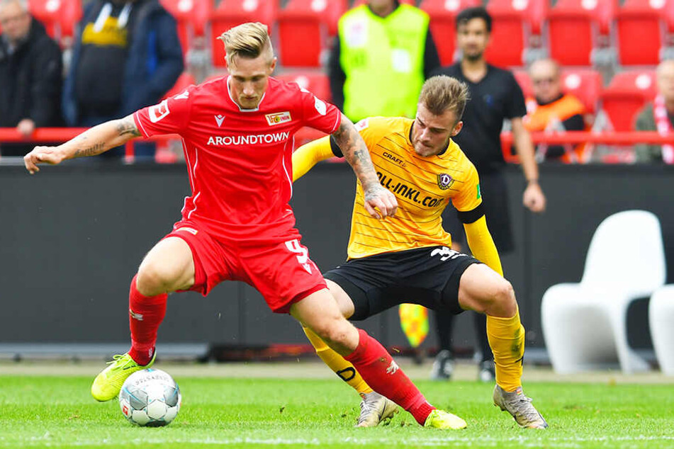 Union-Sturmbulle Sebastian Polter (l.) behauptet den Ball gegen Dynamo-Mittelfeldmann Max Kulke.