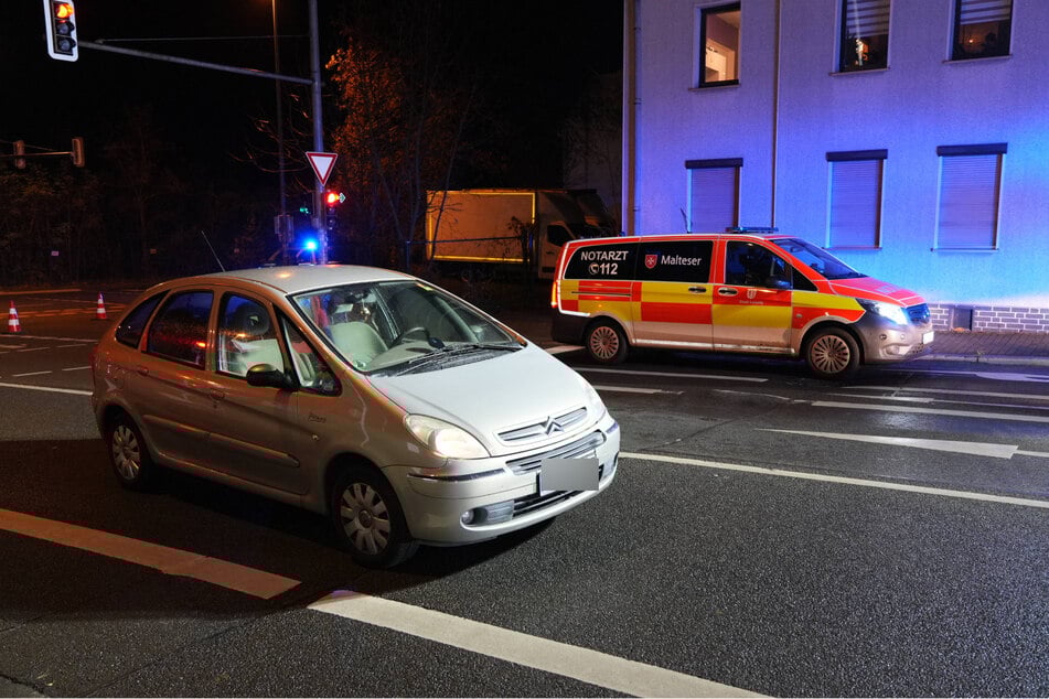 Im Kreuzungsbereich kollidierte der Kleinwagen mit einem Fußgänger.