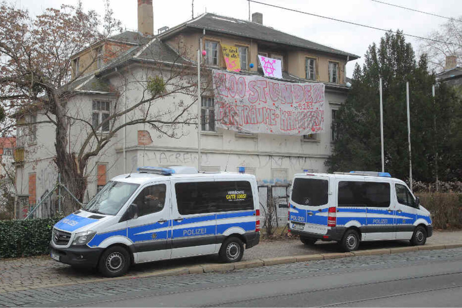 Bis zum Nachmittag bewachte die Polizei das Areal mit zwei Einsatzwagen.