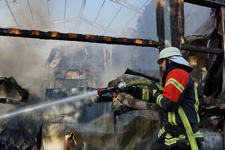 Die Feuerwehr löscht bereits seit Mittwochnachmittag.