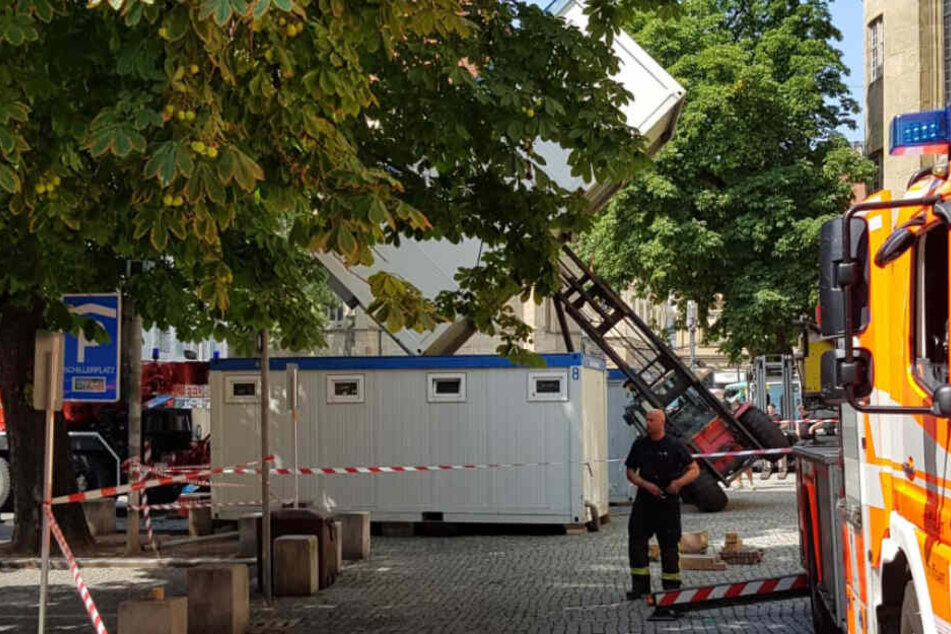 Der Gabelstapler ist samt Container umgekippt.