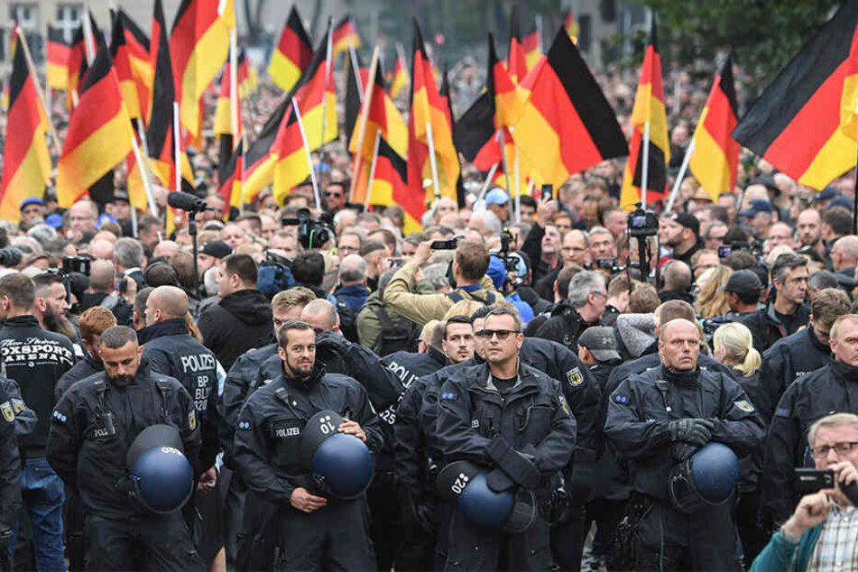 Fahnen schwenken, statt glückliche Kinderaugen. Die Stadt genehmigt Demos und lässt Kinder abblitzen.