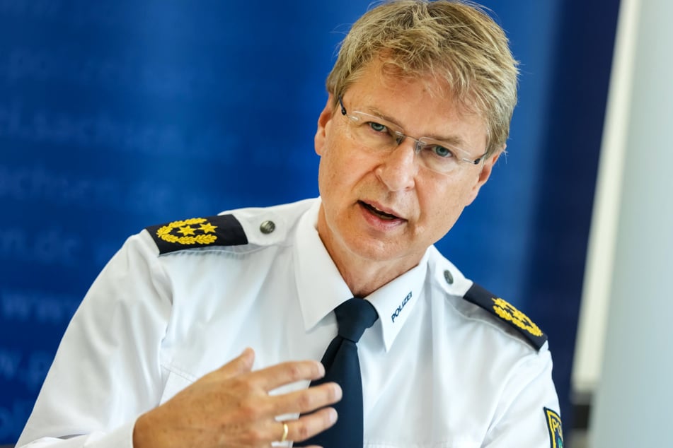 Zwickaus Polizeipräsident Lutz Rodig (58) hat sofort gehandelt. Durch den Verrat von Dienstinterna fürchtet er um das Vertrauen in die Polizei.