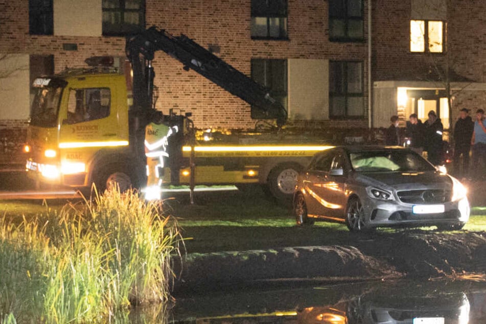 Der ADAC musste das Auto aus dem Teich ziehen.