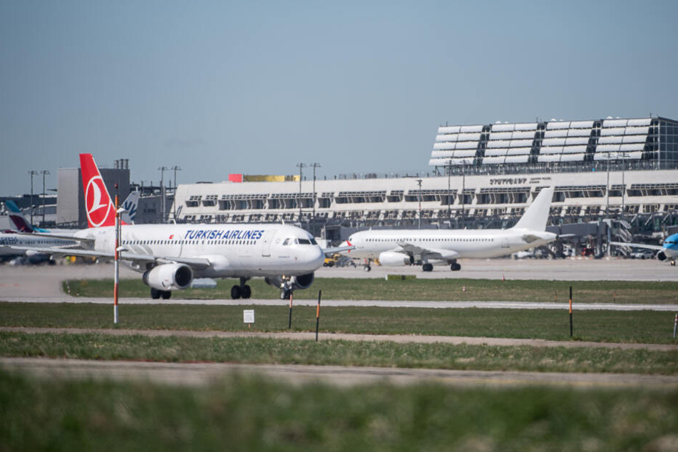 Nachdem die 32-Jährige gelandet ist, wurde sie am Stuttgarter Flughafen festgenommen. (Symbolbild)