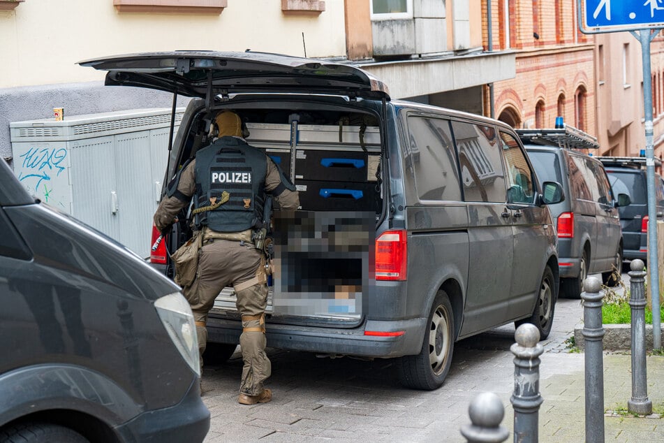 Das SEK rückte aufgrund der unklaren Bedrohungslage mit zahlreichen Einsatzkräften und Fahrzeugen an.